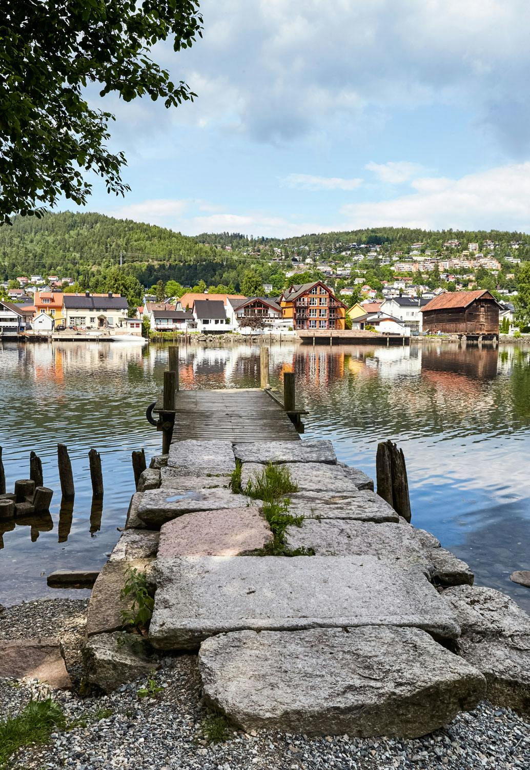 Vakker beliggenhet rett ved elva Brygge ut i Drammenselva